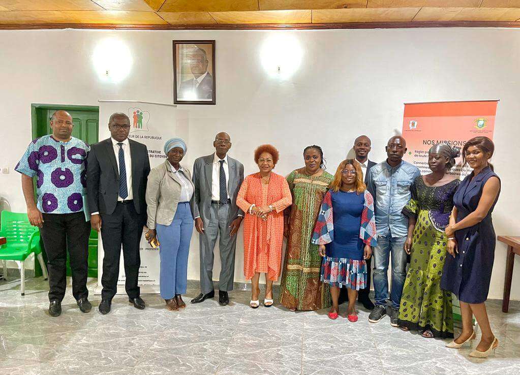 Photo de Famille de Madame le Secrétaire Général HADDAD N'GUESSAN-ZEKRE Suzanne et son équipe, et les membres du personnel de la Délégation Régionale du Bafing dirigée par Al Hassan SANOGO, Médiateur Délégué.