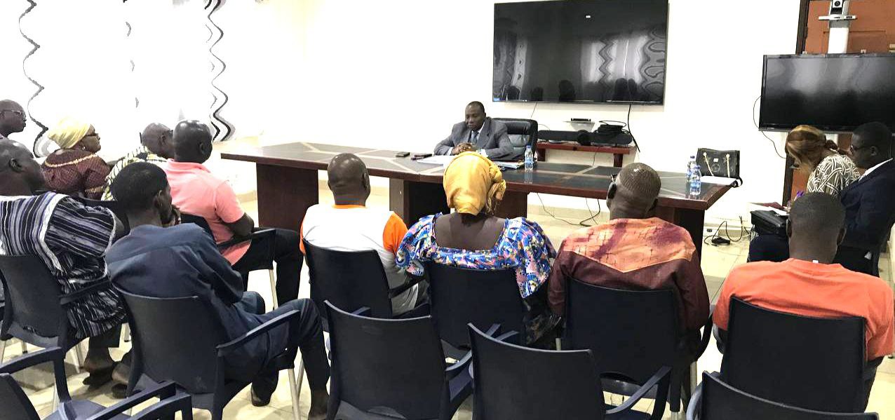 BOUNA: SÉANCE DE TRAVAIL DU NOUVEAU MÉDIATEUR DÉLÉGUÉ DU BOUNKANI AVEC 'E CVSCS Le Jeudi 16 mai 2024, à la salle de réunion de la Préfecture de Bouna, le Médiateur Délégué de la Région du Bounkani, Monsieur Daouda OUATTARA, a eu une séance de travail avec les membres du Comité de Veille et de Suivi de la situation de la Cohésion Sociale, du Département de Bouna. Cette rencontre avait pour but de passer en revue les attributions, l’organisation et le fonctionnement de l’organe de médiation, dénommé le Médiateur de la République. Après l’exposé du Médiateur Délégué, les échanges ont permis aux participants d’être éclairés sur le rôle qu’ils ont à jouer aux côtés de la Délégation du Bounkani. Ce fut un temps de ressourcement, pour les membres du CVSCS, afin de continuer à être bienveillants dans l’accomplissement de la tâche qui leur a été confiée.