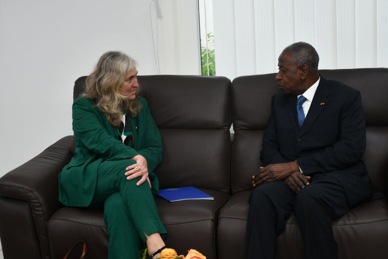 Audience du Médiateur de la République avec l'Ambassadeur de l'Union Européenne Abidjan, le 22 juillet 2024 - Le Médiateur de la République, Monsieur Adama TOUNGARA, a accordé une audience le 22 juillet 2024, à une délégation de l'Union européenne. Cette rencontre s'inscrit dans le cadre des relations bilatérales et de la coopération entre l’Institution le Médiateur de la République et l'Union européenne. La délégation de l'Union européenne était composée de SE Madame Francesca DI MAURO, Ambassadeur de l'Union européenne en Côte d'Ivoire, et de Madame Estelle MAITRE, Chargée de Programmes. Les discussions ont porté sur divers sujets d'intérêt commun, notamment sur les missions du Médiateur, en particulier de son plan d’actions pour une élection présidentielle pacifique en 2025. Ce plan, lancé le 20 juin 2024 à Yamoussoukro, vise à promouvoir un environnement électoral sans violences en inculquant des valeurs de partage, de tolérance et de pardon, de concorde et de paix. À la fin de l’audience, Monsieur TOUNGARA a remercié Madame DI MAURO et a exprimé son désir de collaboration continue avec l’Union Européenne. Monsieur Adama TOUNGARA a exprimé sa gratitude envers l'Union Européenne pour son soutien continu et a souligné l'importance de ces échanges. De son côté, SE Mme Francesca DI MAURO a réaffirmé l'engagement de l'Union Européenne à soutenir toutes les initiatives en faveur du développement et de la consolidation de la paix en Côte d'Ivoire. Cette audience marque une étape importante dans le renforcement des relations entre l’Institution de médiation Ivoirienne et l'Union européenne, et témoigne de la volonté des deux parties de travailler ensemble pour le renforcement de la cohésion sociale et la paix en Côte d'Ivoire.